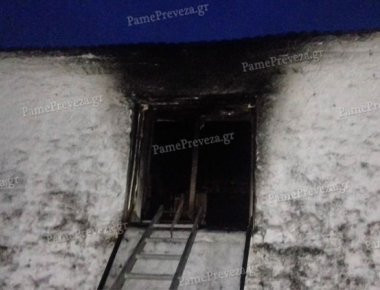 Πυρκαγιά ξέσπασε σε διώροφο στο Θεσπρωτικό: Διέφυγαν οι ένοικοι (φωτό)